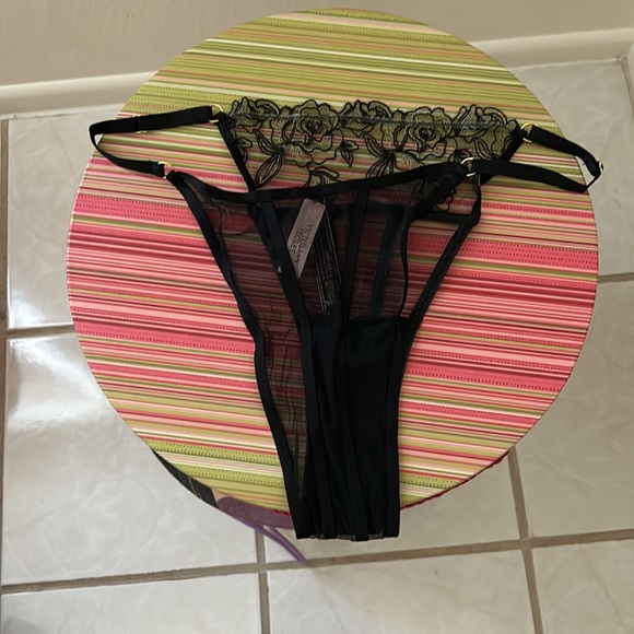 Victoria Secret - Picture 3 of 5